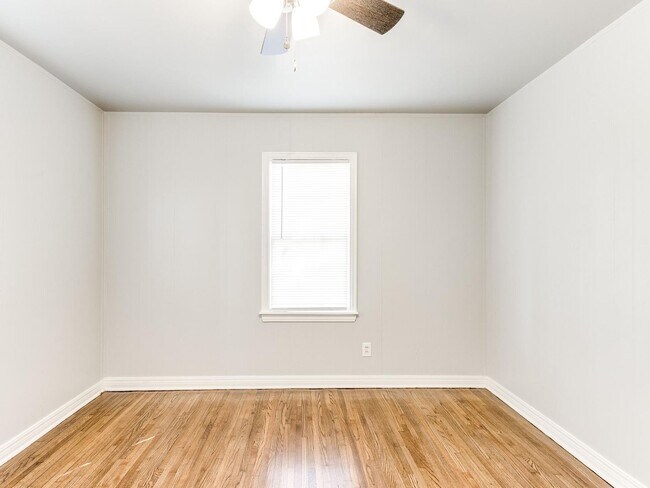 Building Photo - Charming 2 bed 1 bath home with many updates!