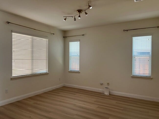 Building Photo - STUNNING & SPACIOUS 4 BEDROOM IN W. ROSEVI...