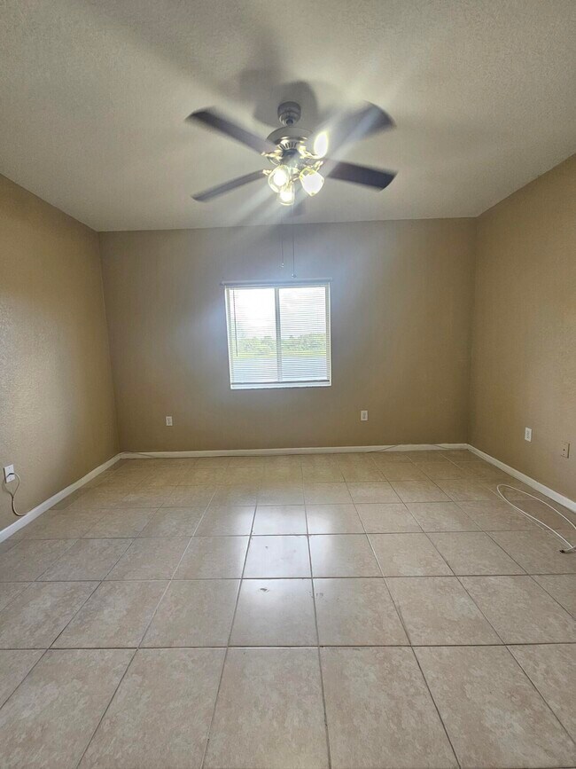 Building Photo - 1157 Golden Lakes Blvd