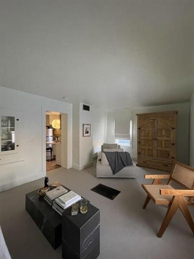 Building Photo - Beautiful remodeled 2 bedroom, 1 bath hous...