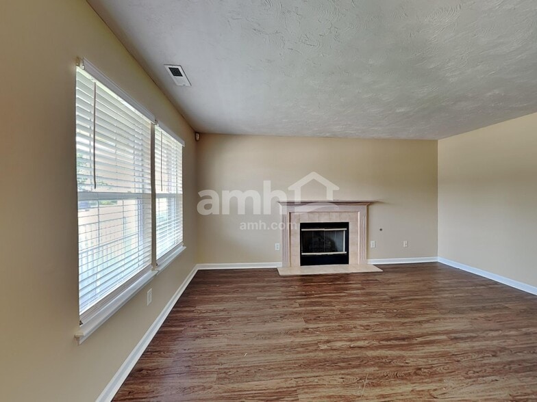 Building Photo - 717 Breakers Ln