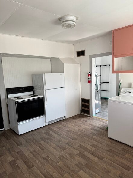 Kitchen - 727 Thomsen Ave