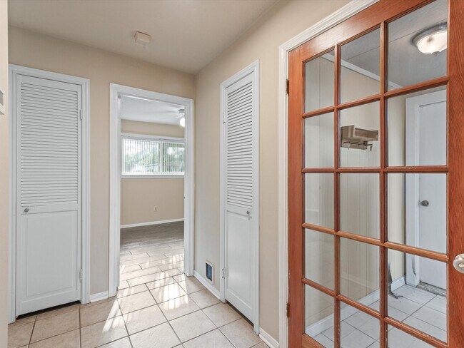 Building Photo - 9811 Charter Ridge Dr