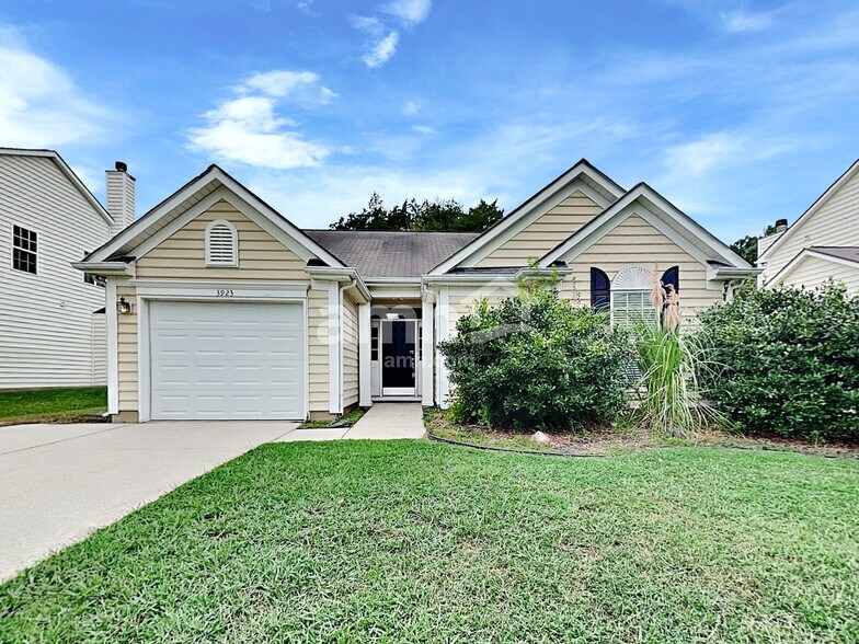 Primary Photo - 3923 Cedar Hill Dr