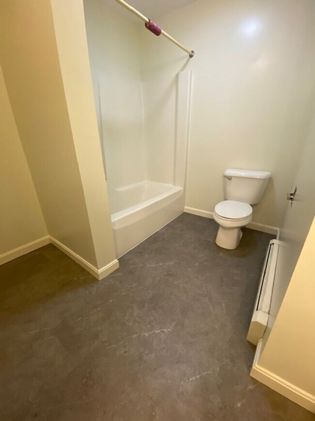 Building Photo - 4BD/1.5BA S. Burlington Townhome