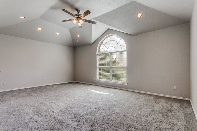 Building Photo - Welcome home to this spacious 4-bedroom, 2...
