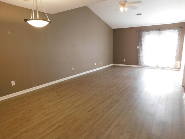 Building Photo - 135 Photinia Dr