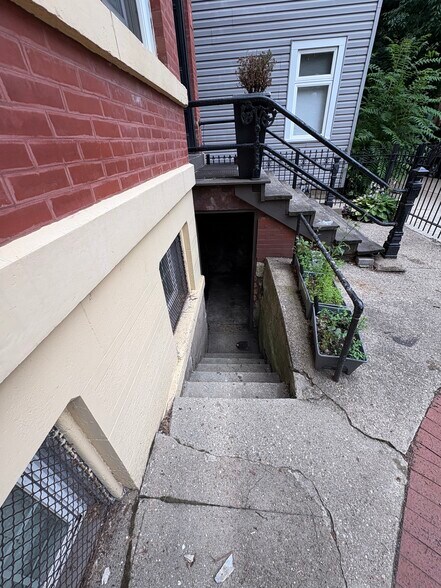Building Photo - 1900 N Bissell St