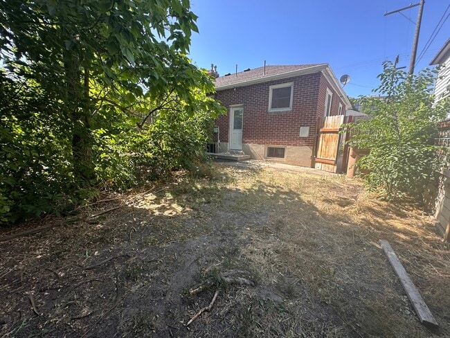 Building Photo - 516 4th Ave