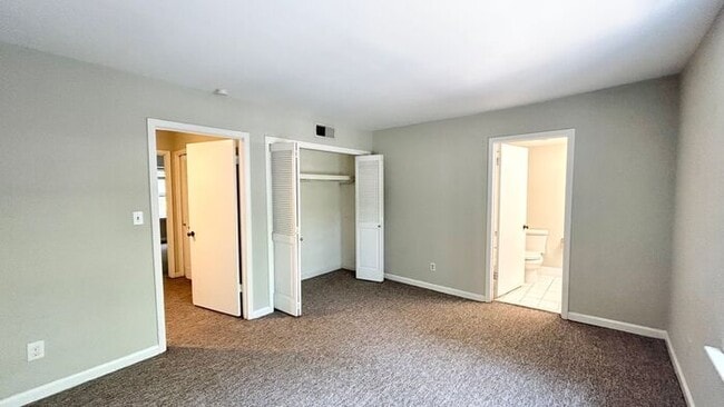 Building Photo - Rare Cross Creek 2 Bedroom-2.5 Bathroom Townhouse, Available NOW!