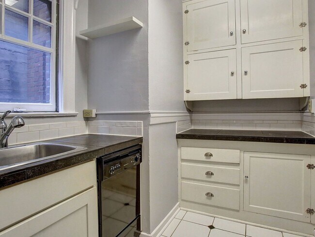 Building Photo - Beautiful 1 Bed w/ Hardwoods on NW Couch &...