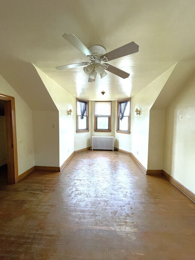 Building Photo - 409 S Pacific Ave