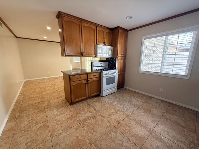 Building Photo - Spacious 3BR Home with Central AC & Private Yard in Baldwin Park