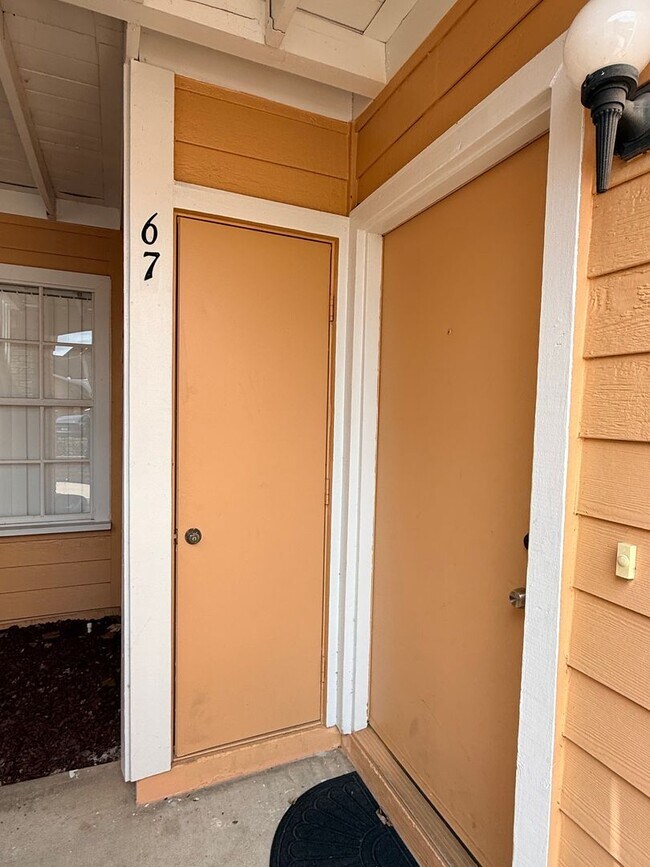 Building Photo - 2490 Sweetwater Club Cir