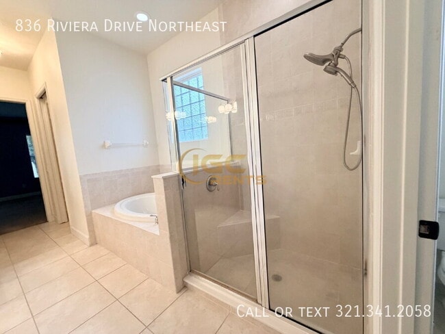 Building Photo - 836 Riviera Dr NE