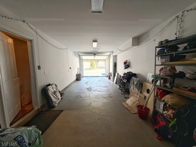 Building Photo - 12 Clinton Ln