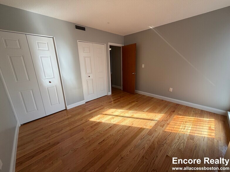 Building Photo - 1751 Beacon St