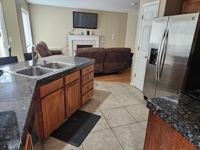 Building Photo - Spacious 4 bedroom, 2 1/2 bath House