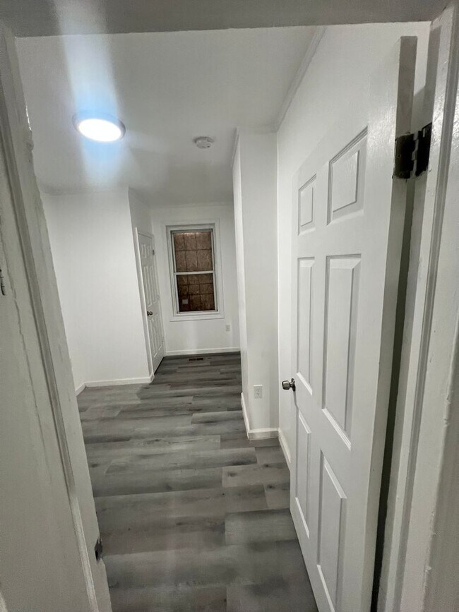 Building Photo - 22 1/2 Seward Ave