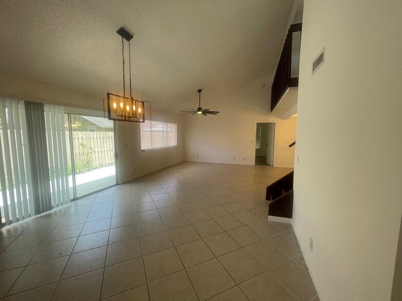 Building Photo - 121 Maplecrest Cir