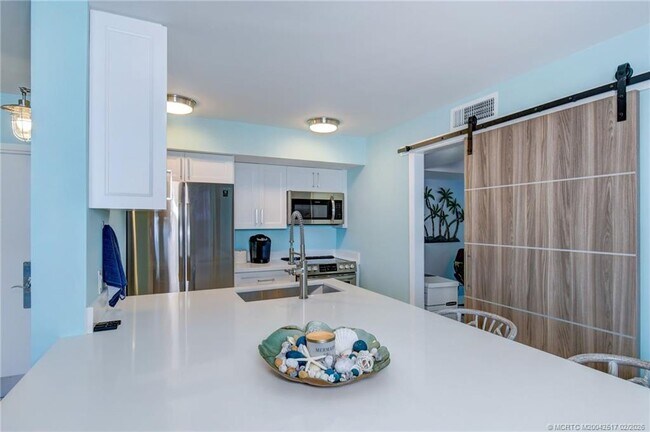 Building Photo - 8302 Marina Villa Dr