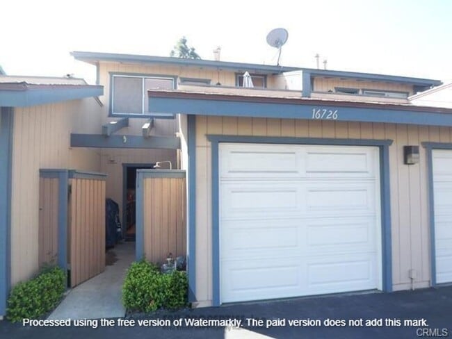 Building Photo - Stunning Townhome in Huntington Beach!