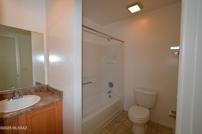 Building Photo - 4327 E Bellevue St
