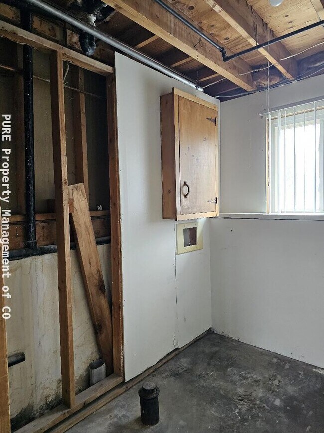 Building Photo - Tri-level home with central air and 1-car garage