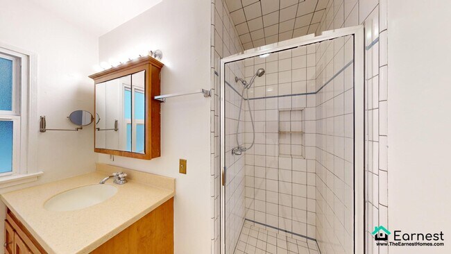 Building Photo - Beautifully Located 2-Bed Home in the Hear...