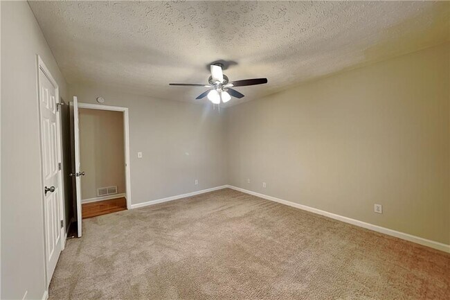 Building Photo - 501 Brooksdale Dr