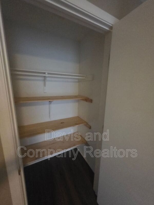 Building Photo - 707 Devonian Dr