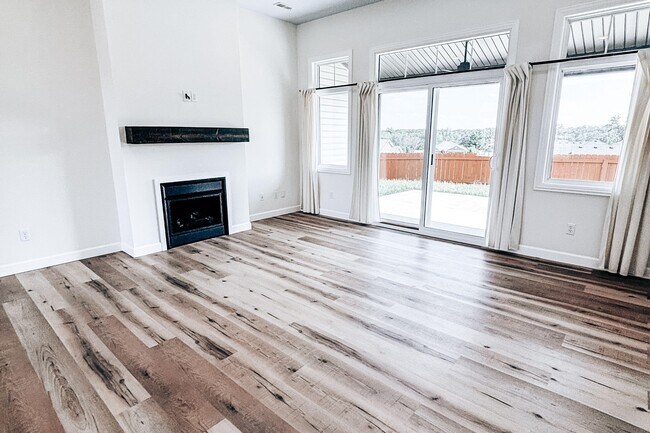 Building Photo - 708 Promenade Dr