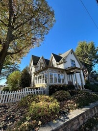 Building Photo - Beautiful, Large 4 Bedroom 1.5 Bath Home in Lancaster with Yard!