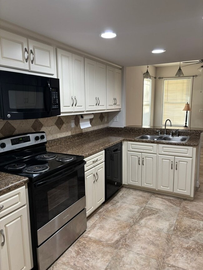 Building Photo - 3 bdrm 2.5 bath in downtown area