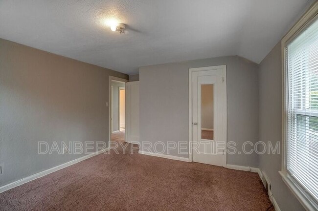 Building Photo - 1017 Searles Rd