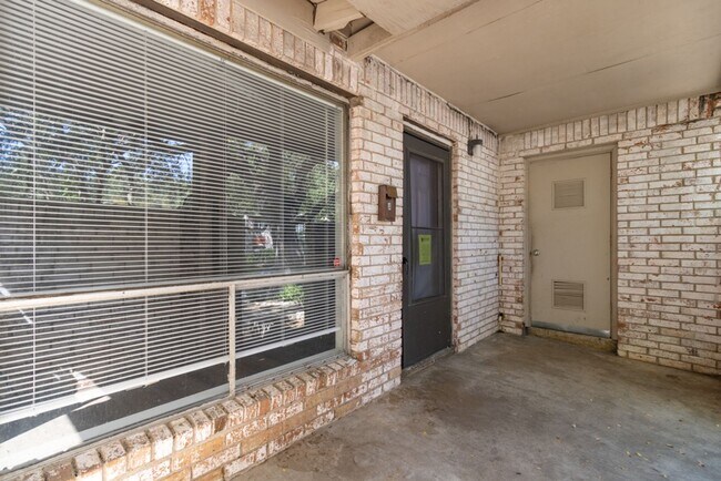 Building Photo - 2305 Montclaire St