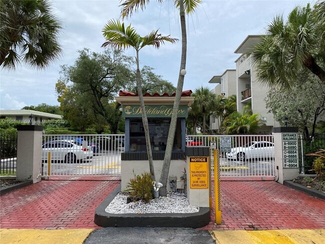 Building Photo - 6900 N Kendall Dr