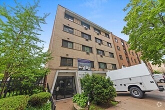Building Photo - 6211 N Kenmore Ave