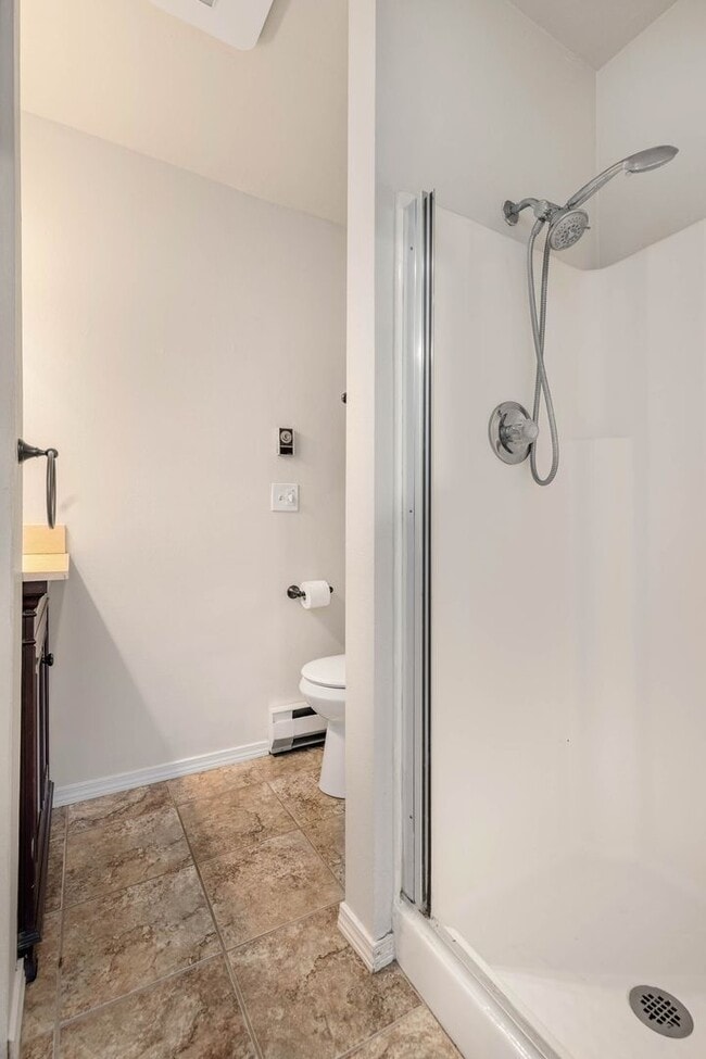 Building Photo - Bright 2 Bedroom Townhouse with Creek Views and Excellent Commuter Location