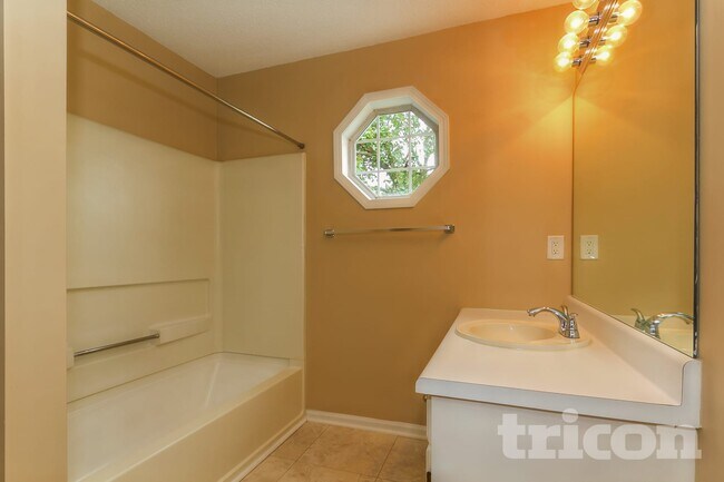 Building Photo - 1318 N Hampton Dr