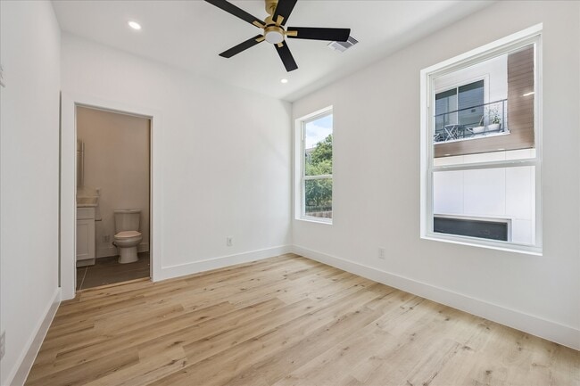 Building Photo - 1034 W 17th St