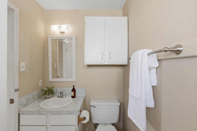 Building Photo - 13627 Greenway Dr