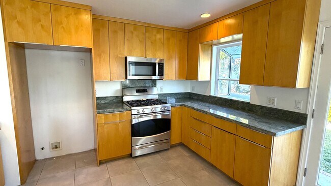 Building Photo - 257 Claremont Ave