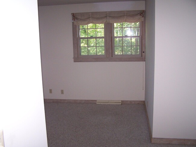 Building Photo - 12 E Clarkson Rd
