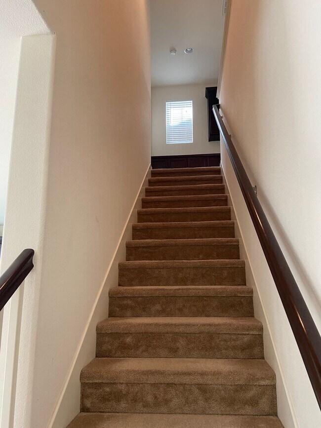 Building Photo - Close to Folsom High School! - 3 Bdrm, 2.5 bath