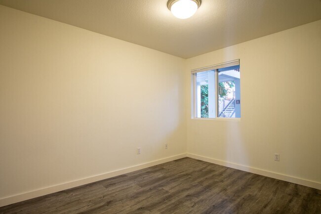 Building Photo - Garden Level 1 Bdr w/ Private Patio & 2 WE...