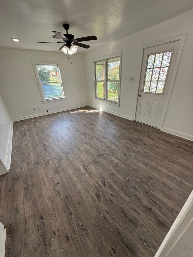 Building Photo - 2 Bed 1 Bath House, Gas Heat & Hot Water