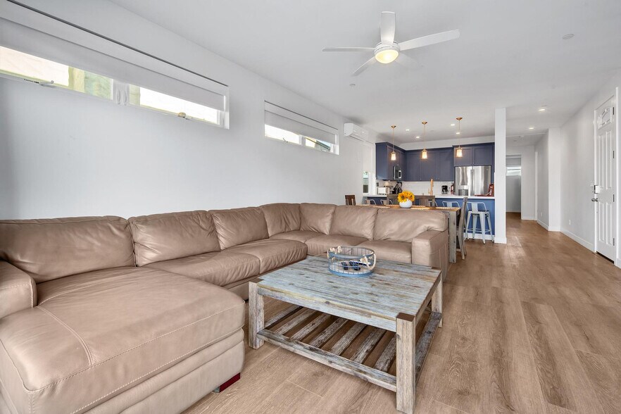 Building Photo - 717-21 Island Ct
