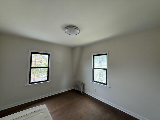 Building Photo - 423 Halstead Ave