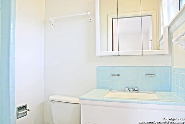 Building Photo - 3 Bedroom/2 Bath Glen Oaks Park Subdivision